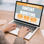 Immagine di pc con una schermata dove si evidenzia la scirtta CONTENT MARKETING